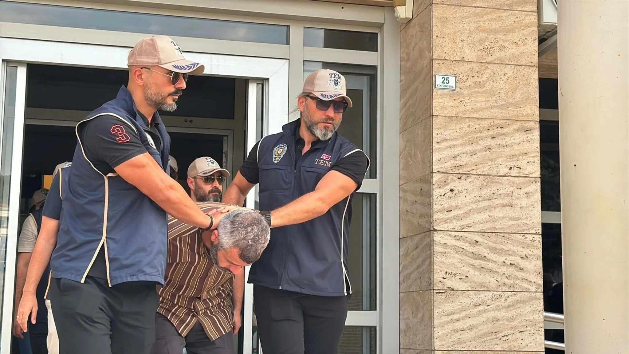 FETÖ’cü Burkay Karatepe’nin ablası Ayşe Alanur gözaltında! Kardeşine böyle yardım etmiş
